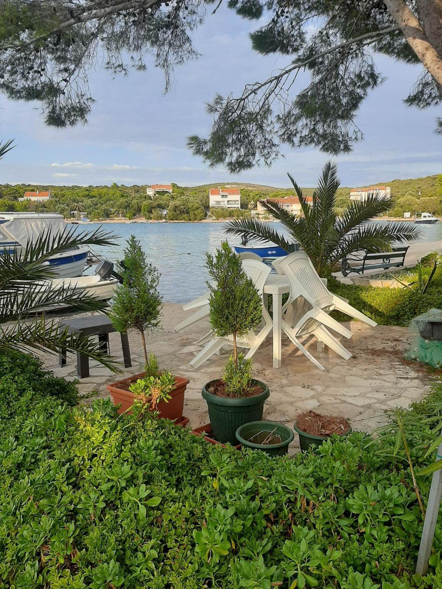 Holiday Home Artina 2 Loviste Luaran gambar