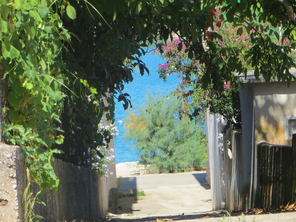 Holiday Home Artina 2 Loviste Luaran gambar