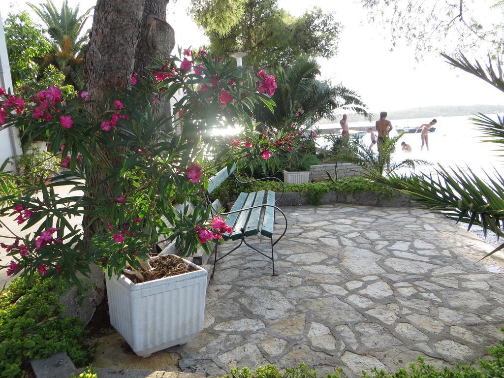 Holiday Home Artina 2 Loviste Luaran gambar